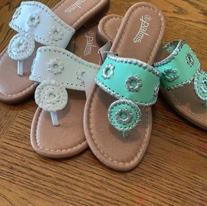 2 pair of palms 🌴 sandals size 5